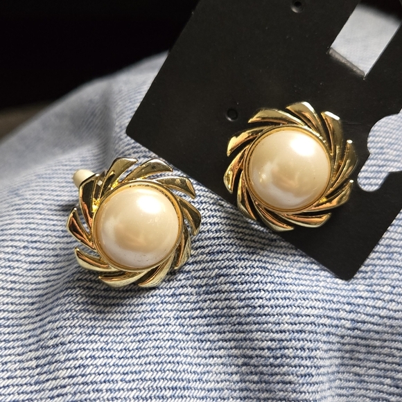 Vintage Gold Tone Fuax Pearl Earrings Clip On Earrings - Picture 4 of 16